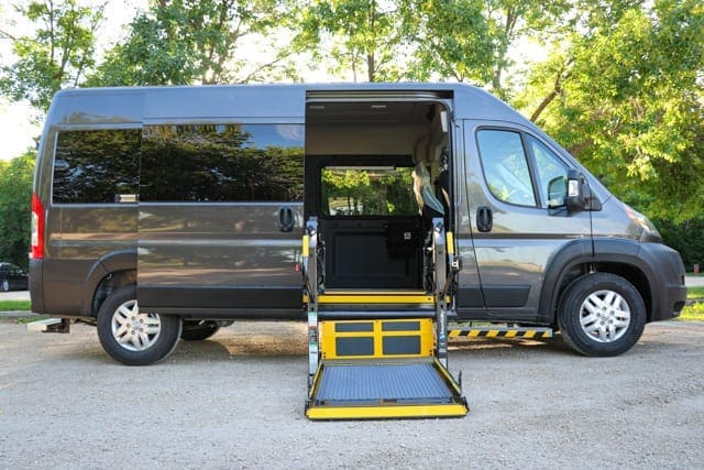 Fourgon gris Ram Promaster accessible aux fauteuils roulants avec élévateur pour fauteuils roulants