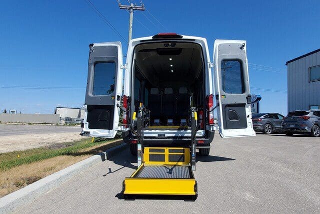 ford transit avec portes ouvertes pour l'accès des fauteuils roulants
