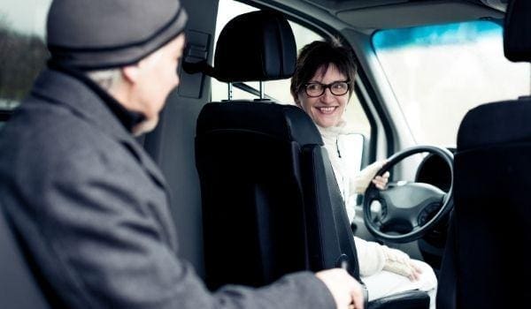 homme âgé dans une camionnette de transport de personnes à mobilité réduite