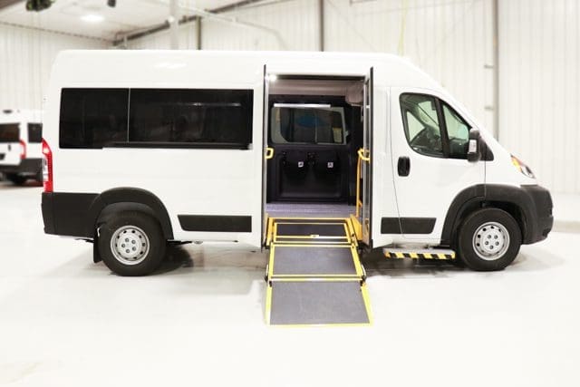 P4 Fourgon à accès latéral converti par MoveMobility