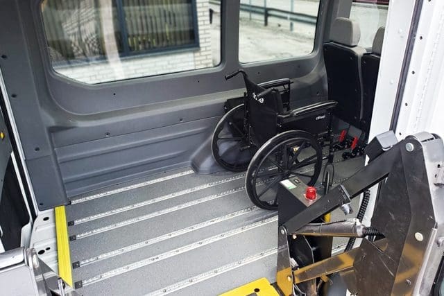 Espace pour fauteuil roulant et siège avec AutoFloor à l'intérieur du fourgon de transport adapté