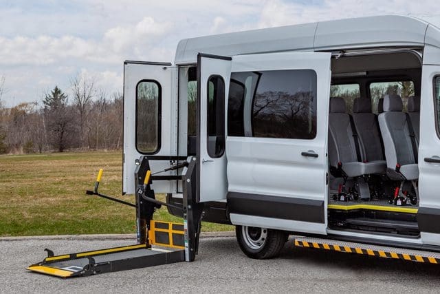 MoveMobility Ford Transit, fourgon aménagé pour fauteuils roulants avec élévateur