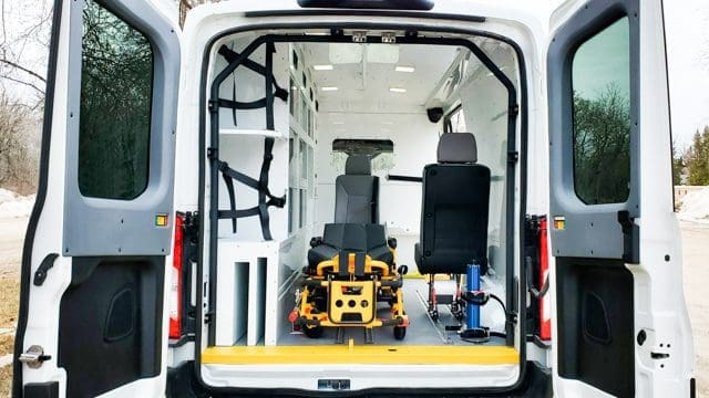 Fourgon médical mobile Ford Transit avec armoires de rangement et système de brancardage