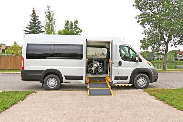 Fourgon utilitaire P5 avec rampe d'accès