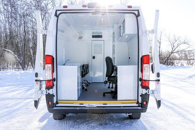 Arrière de la camionnette d'atténuation mobile (modèle MM) avec les portes arrière ouvertes pour un accès supplémentaire à l'air et à la lumière.