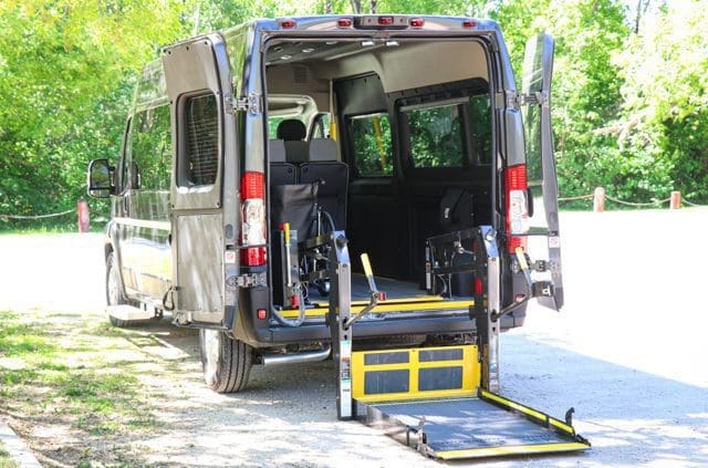 Vue arrière d'un fourgon Ram Promaster pour fauteuils roulants avec élévateur électrique.
