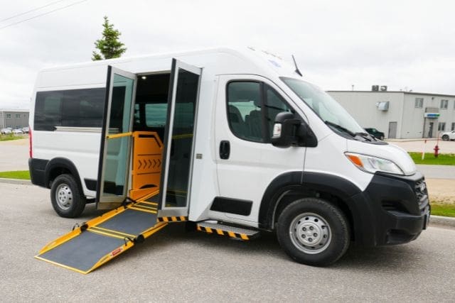 Fourgon P4 3 en 1 pour le transport ambulatoire, de fauteuils roulants et de civières.
