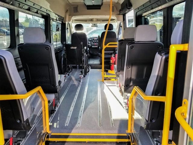Le système Smartfloor d'AMF est présenté dans le fourgon de mobilité pour fauteuils roulants Ram Promaster 3500 avec des sièges amovibles de 17 pouces sur roues, un système d'arrimage des fauteuils roulants pour le transport de la mobilité.