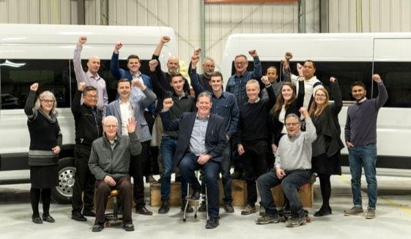 Un groupe de personnes fêtant la fin de l'année dans un bureau