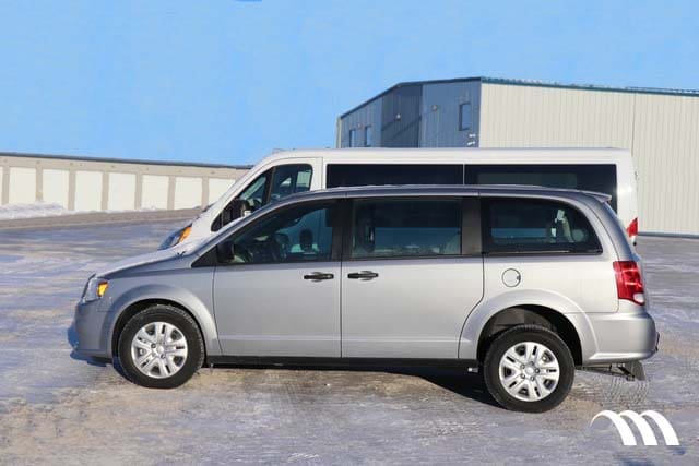 Dodge Grand Caravan et MoveMobility P3 garés côte à côte pour montrer les similitudes de taille.