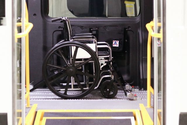 Le plancher non surélevé permet aux utilisateurs de fauteuils roulants de bénéficier d'une bonne visibilité.