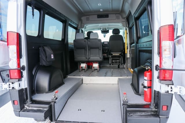 Vue arrière de l'intérieur d'un fourgon de la série VL avec plancher abaissé pour fauteuil roulant