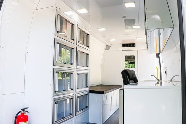 Armoires de rangement en aluminium à l'intérieur de la camionnette de la clinique médicale mobile