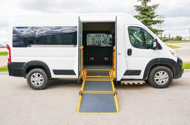 P4 Fourgon à accès latéral accessible aux fauteuils roulants