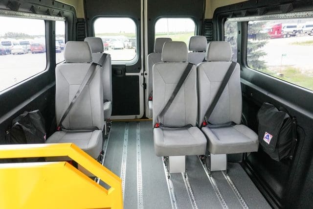 Sièges dans le fourgon à accès latéral MoveMobility P4